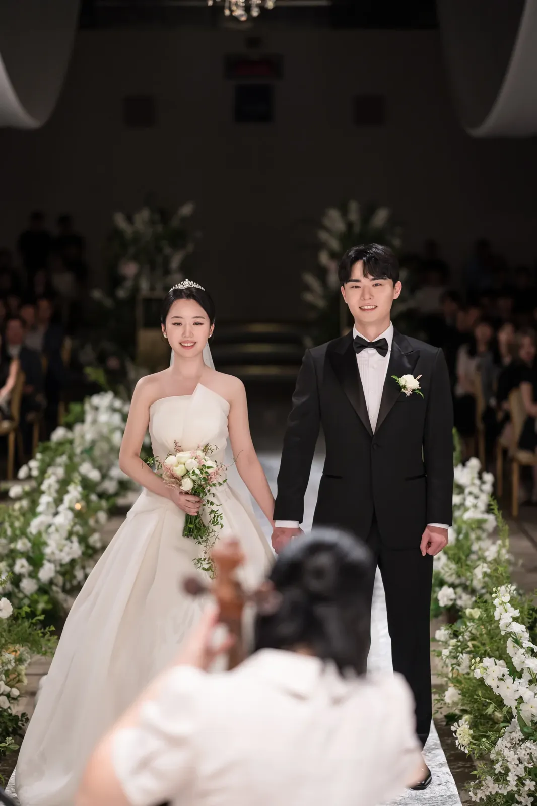 포스코컨벤션 웨딩스냅사진 상품 예시, 흰 꽃길이 이어진 어두운 버진로드 위 신랑신부