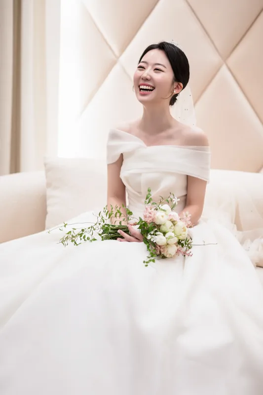 서울 포스코컨벤션 웨딩사진 신부대기실에서 웃는 신부