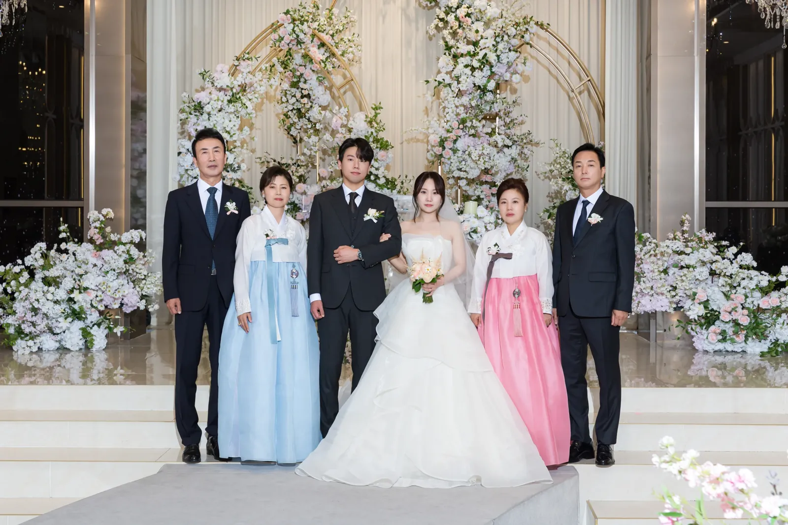 더리버사이드호텔 원판가족사진 촬영, 한복 입은 양가 부모님과 함께한 가족 원판