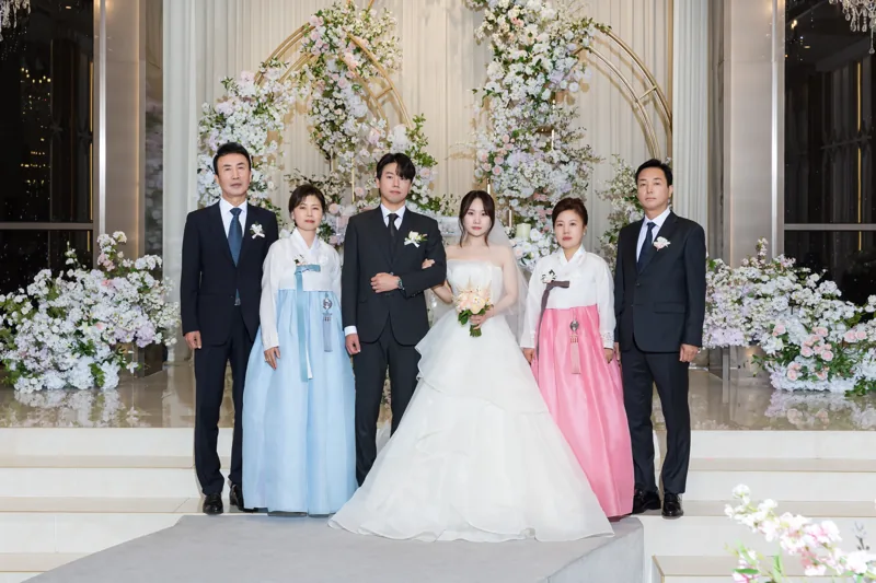 서울 리버사이드 웨딩사진 신랑신부와 가족 원판 단체사진