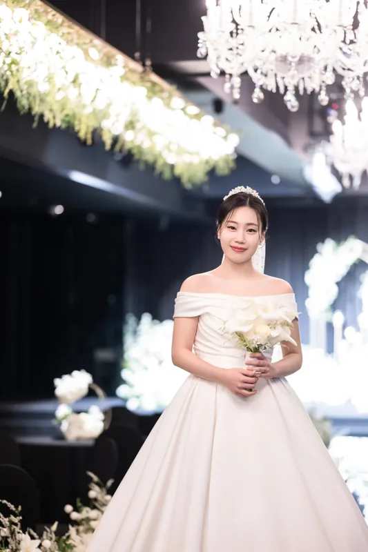 서울 세인트메리엘 웨딩사진 샹들리에 아래 신부 입장