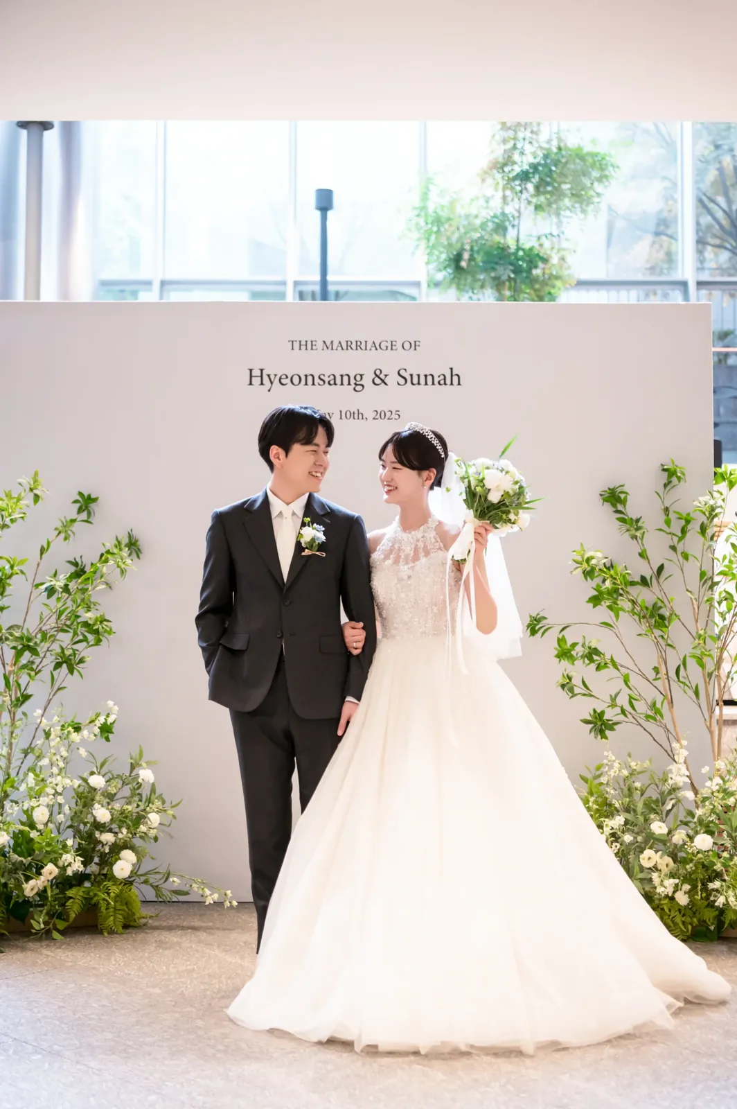 서울 삼성금융캠퍼스 웨딩사진 포토월 앞 신랑신부