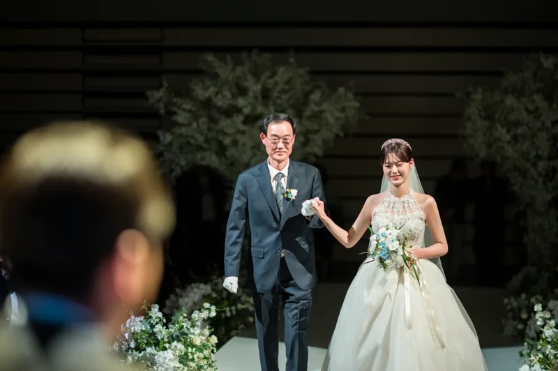 서울 삼성금융캠퍼스 웨딩사진 아버지와 신부 동시입장