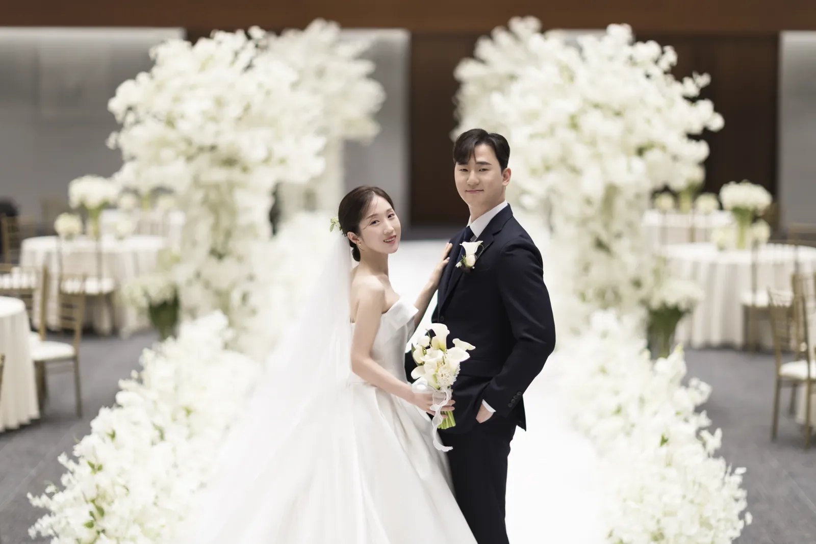 삼성서초사옥 원판가족사진 촬영, 흰 꽃 장식 홀에 선 신랑신부